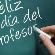 Imagen de pizarra y tiza que forma la palabra "feliz día del profesor"