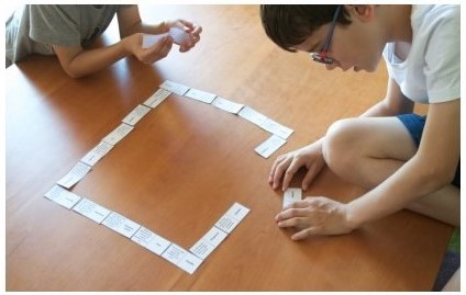 Niños jugando al "Dominó Emocional"